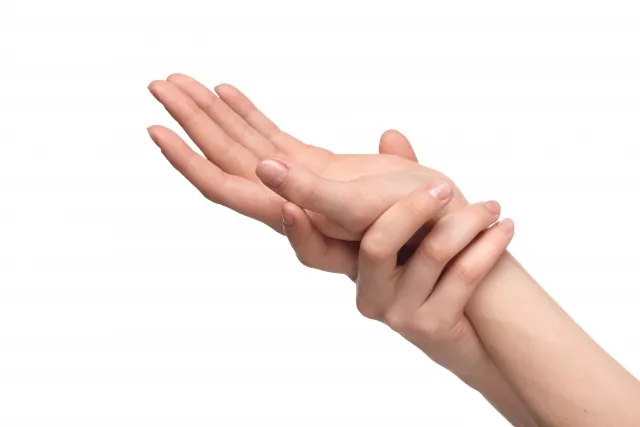 手首に練り香水を広げるシーン