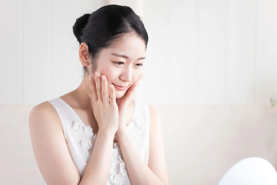 オールインワンを塗る女性の写真