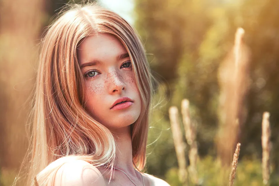 そばかすが魅力的な女性