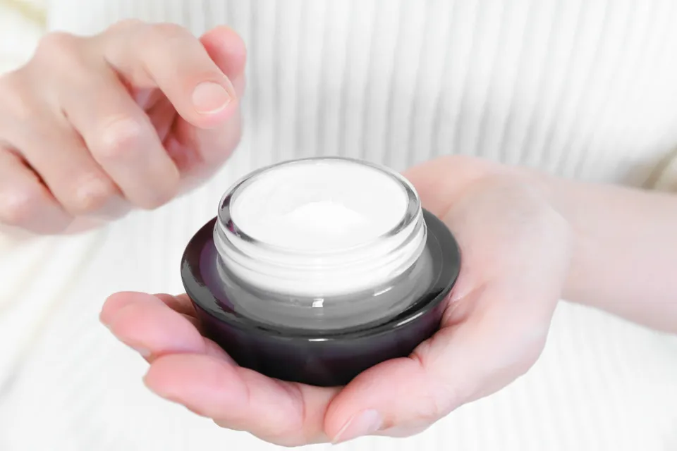 美容クリームを使うシーン