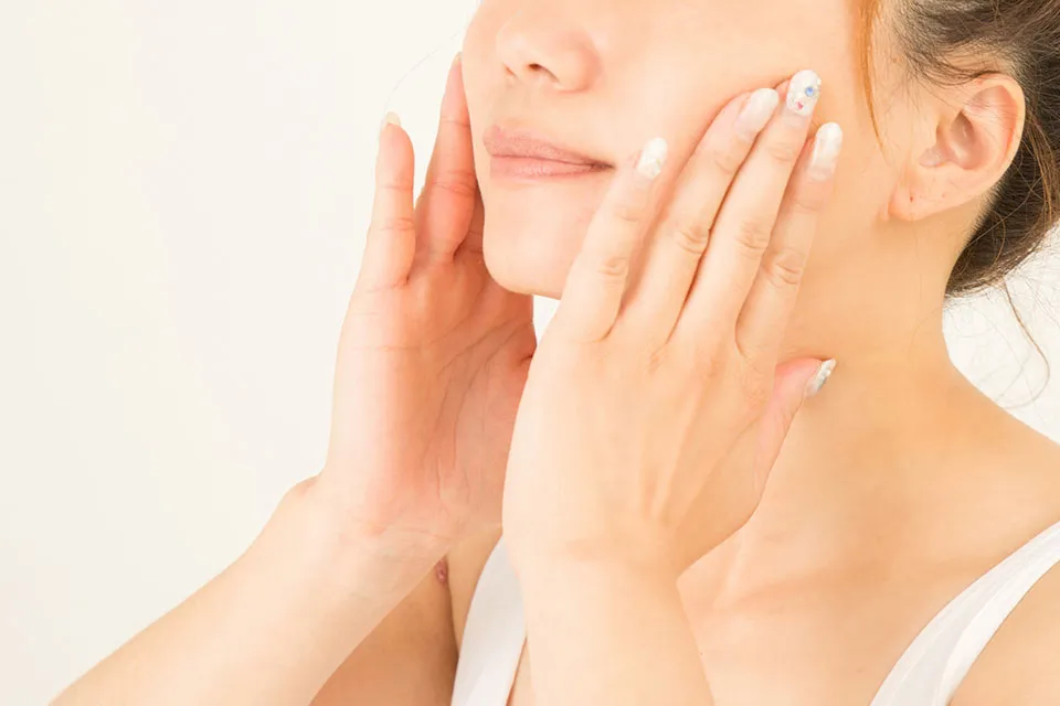 肌に化粧水を入れ込む女性