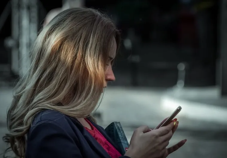 スマホを触る女性