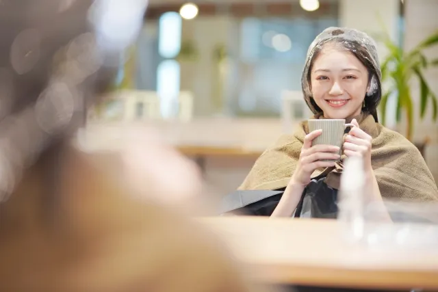 ヘアカラー中の女性