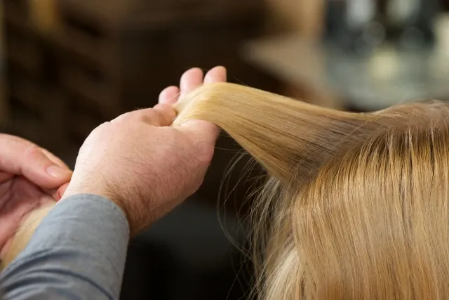 ブリーチ毛を手にとって確認するシーン
