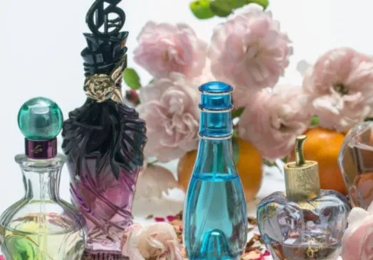 様々な香水が並ぶシーン