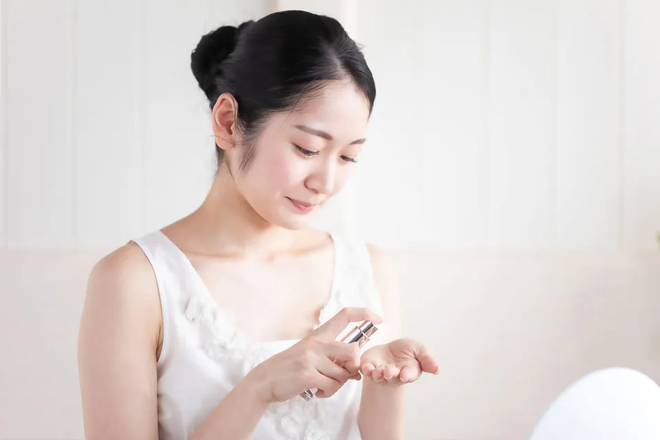 乳液をつける女性の写真