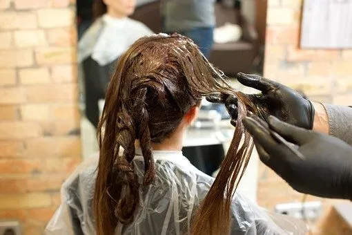 ヘアカラーの施術シーン