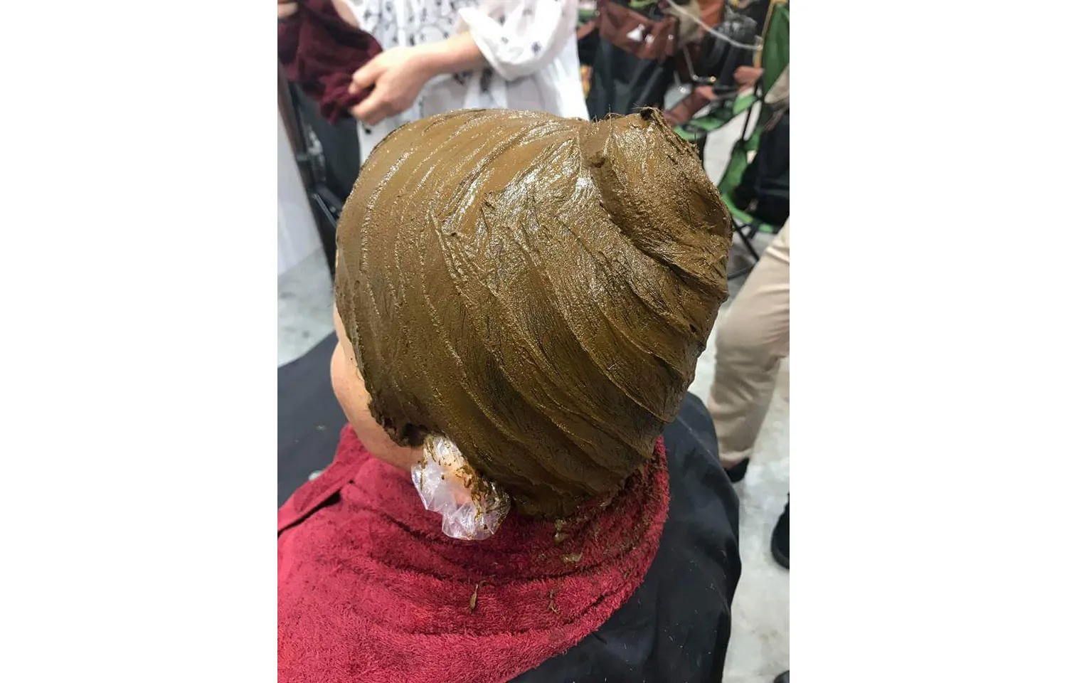 ヘナカラーで染めているシーン