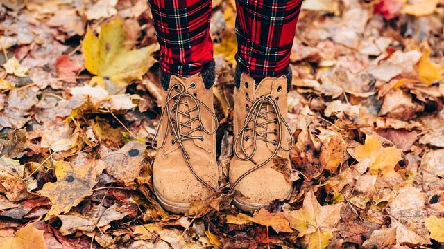 落ち葉とブーツ
