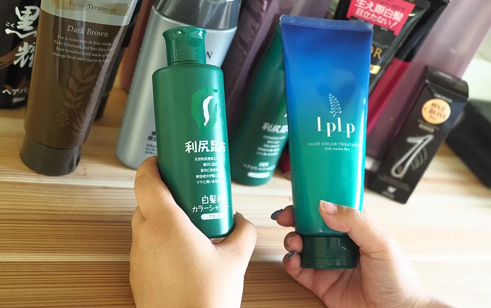 利尻カラートリートメントとルプルプを手に持っている写真
