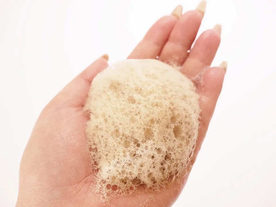 グローリンワンクロスの泡を手に出している写真