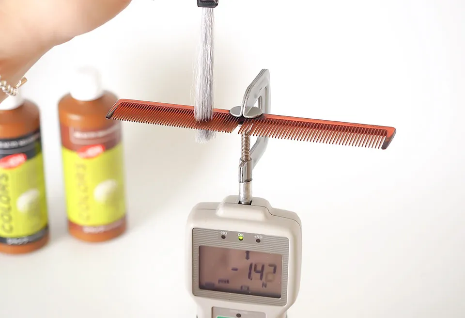 モデムビューティーでの染毛白髪をデジタルフォースゲージで測定中