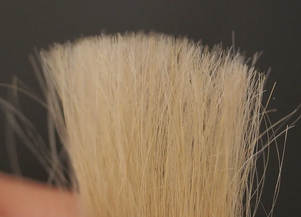 黒耀シャンプーの染毛毛束と商品の写真