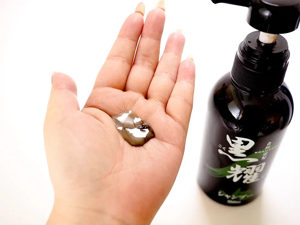 黒耀シャンプーを手に広げている写真