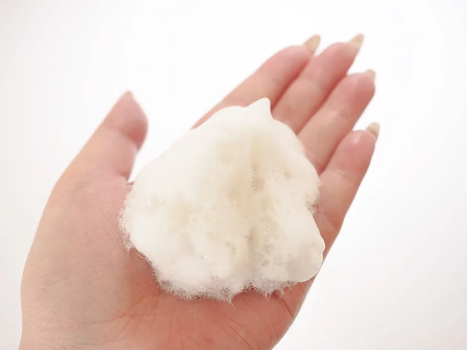 黒耀シャンプーを手に広げた後の色残り