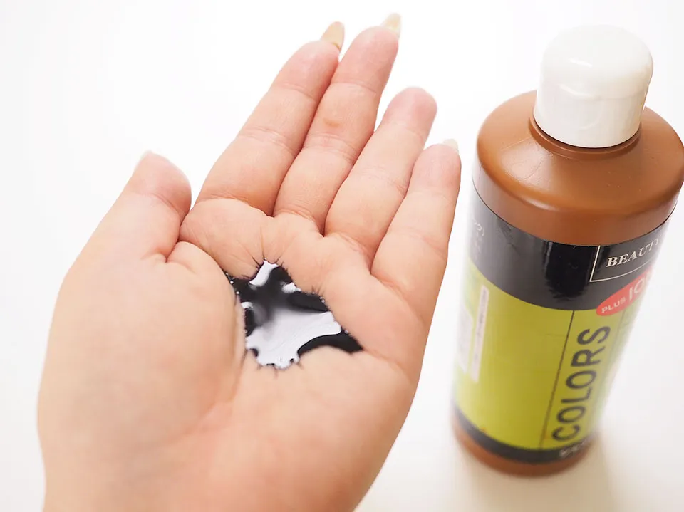 モデムビューティーを手に広げている写真