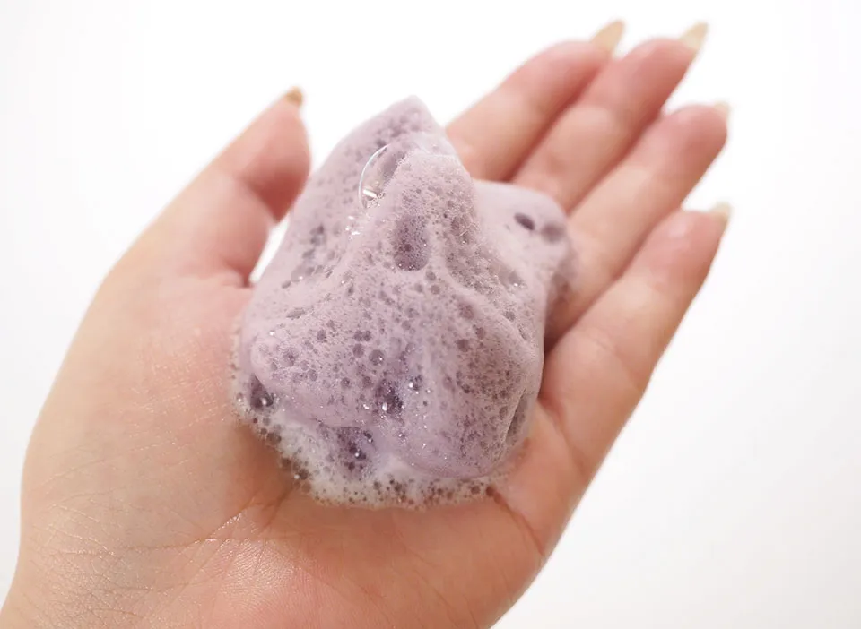 モデムビューティーの泡を手に出している写真