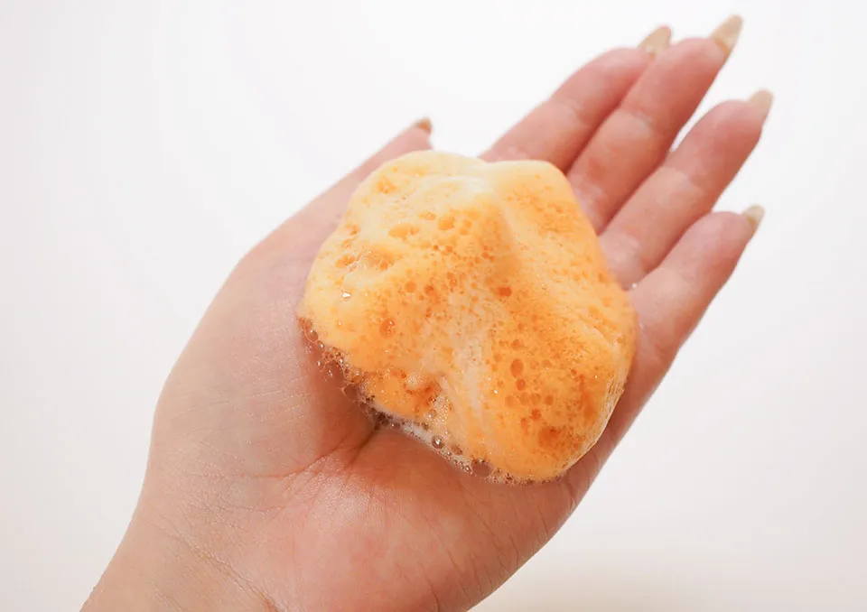 モデムビューティーの泡を手に出している写真