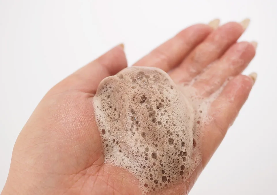 AmSkカラーシャンプーの泡を手に出している写真