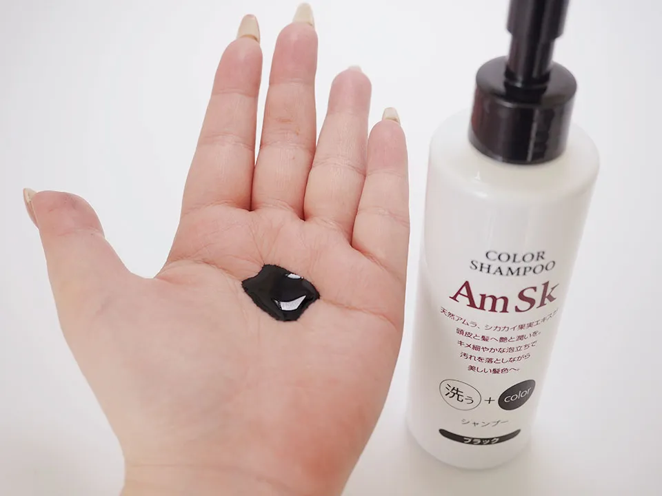 AmSkカラーシャンプーを手に広げている写真
