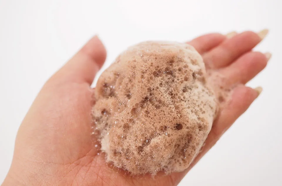 AmSkカラーシャンプーの泡を手に出している写真