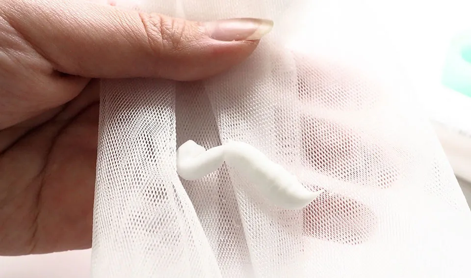 泡立てネットに洗顔料を出している写真