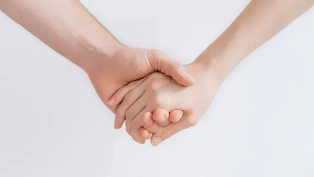 手をつなぐ男女