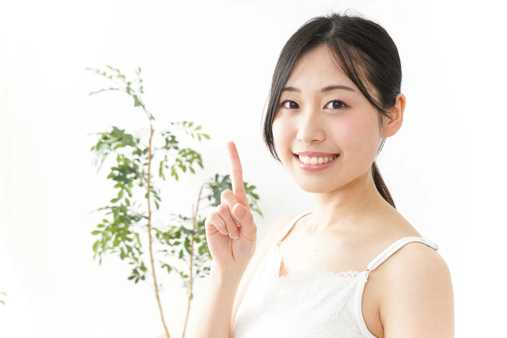 歯を見せて指南する女性