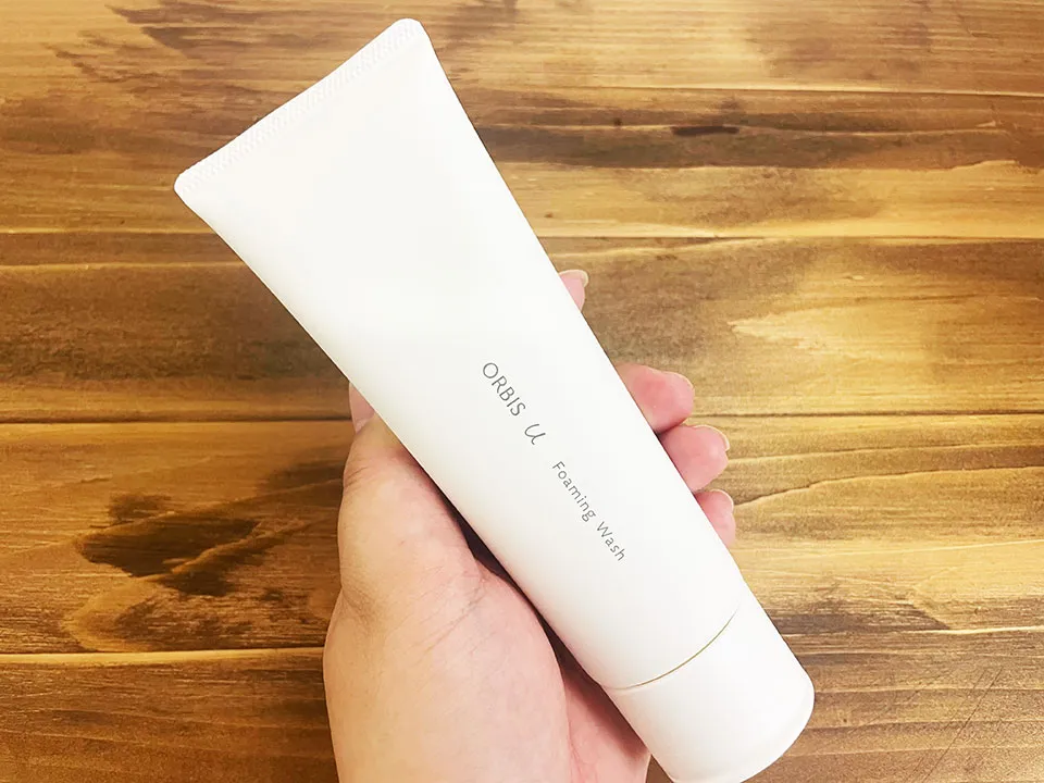 オルビスユーフォーミングウォッシュを手に持っている画像