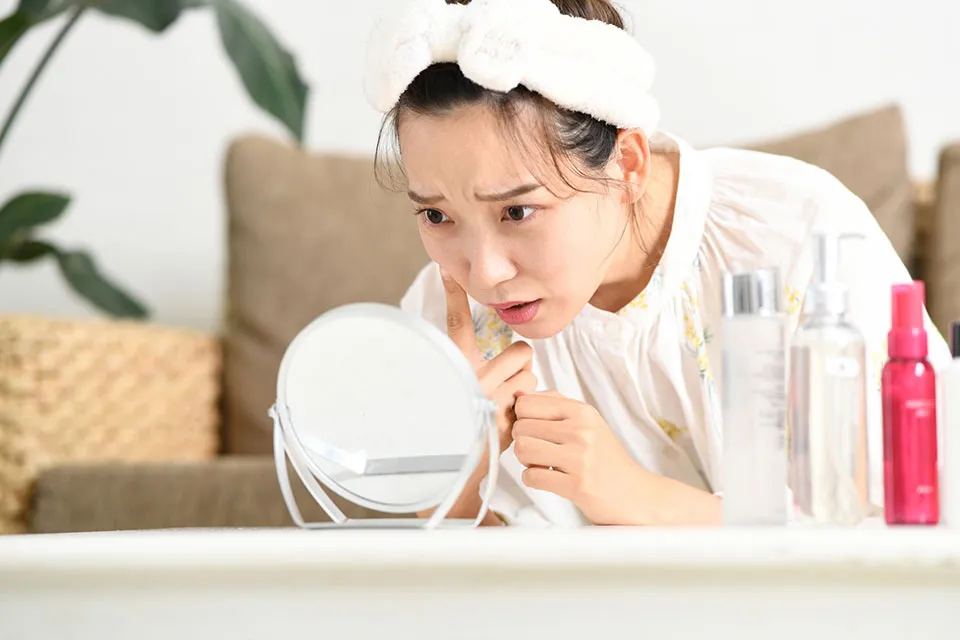 困っている女性の写真