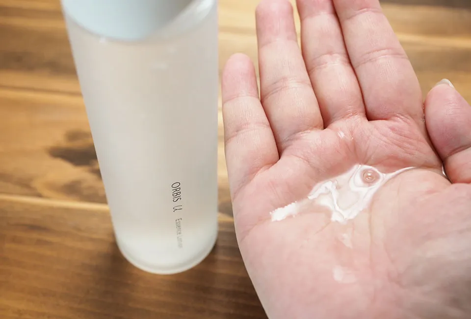 オルビスユーエッセンスローションを手に出している画像
