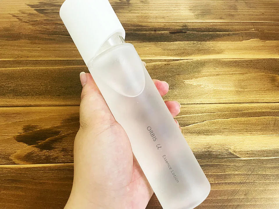 オルビスユーエッセンスローションを手に持っている画像