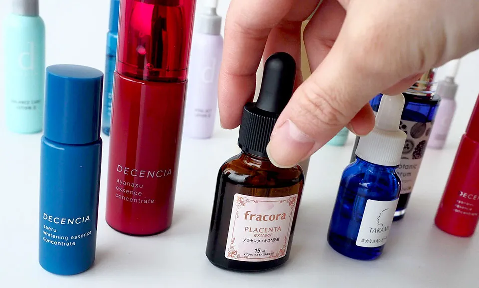 美容液を選んでいる写真