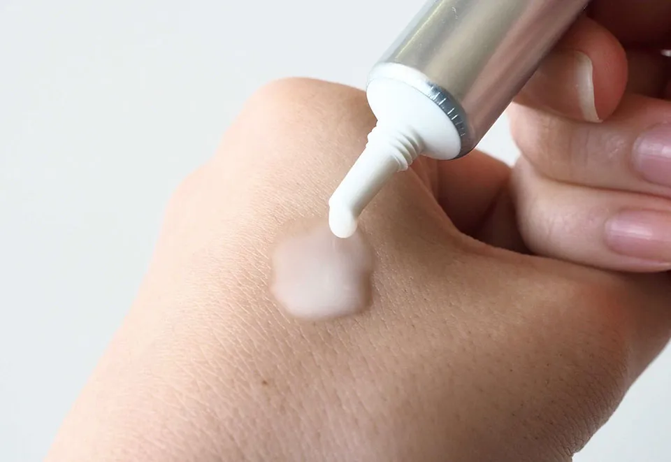 肌潤美白美容液使用感写真