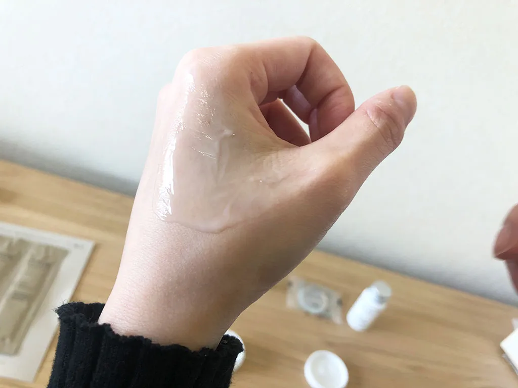 アクネvcクリームジェルを肌に伸ばしてみた