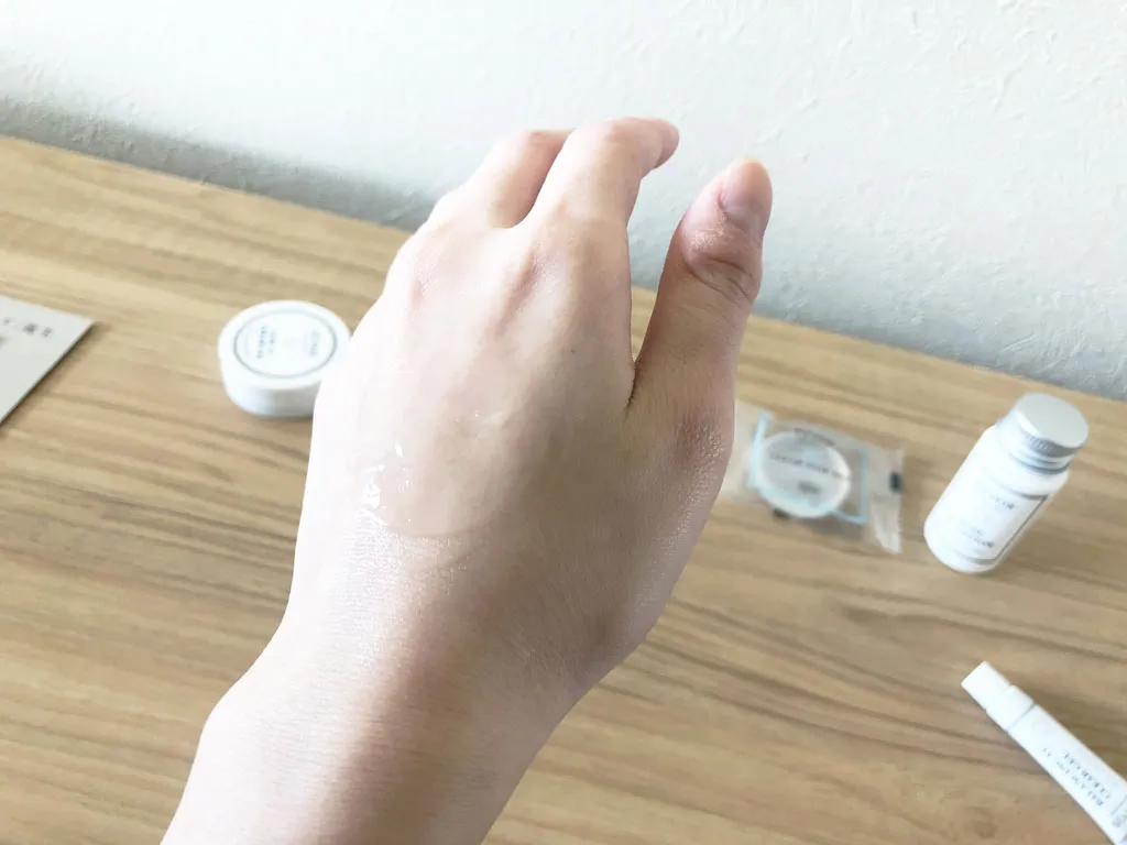 vcクリアジェルを肌に伸ばしてみた