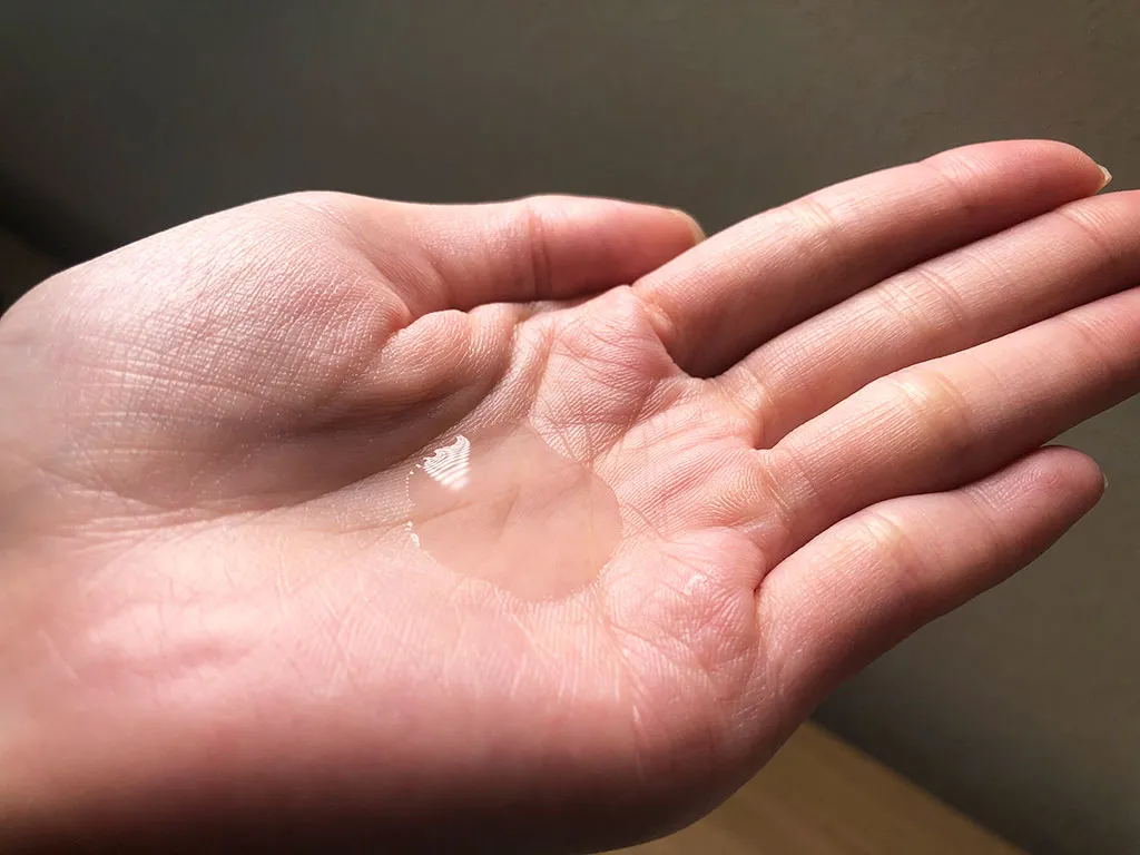 化粧水を手に出してみた