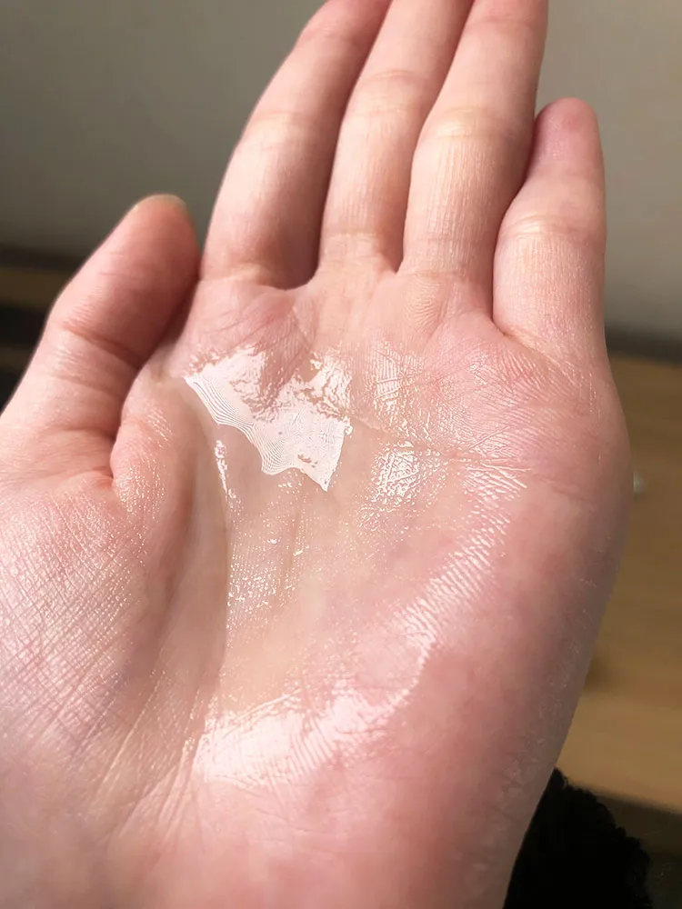 化粧水のテクスチャを細かくチェック