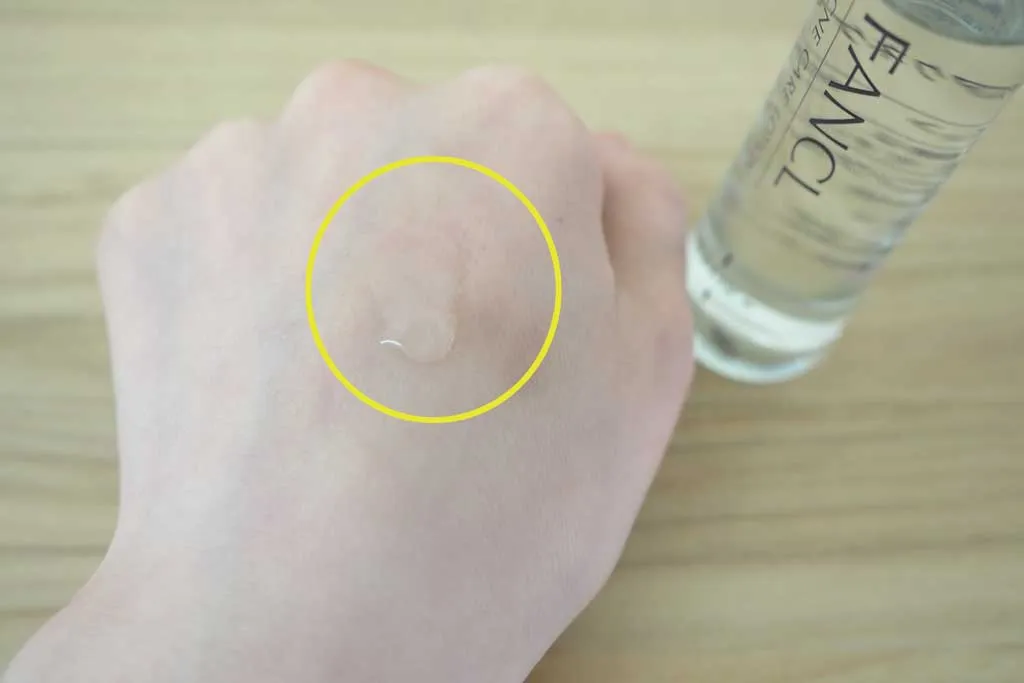 手の甲に化粧液を伸ばしてみた