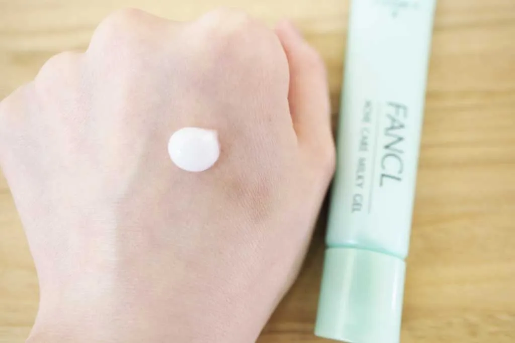 ミルキージェルを手の甲に出してみた