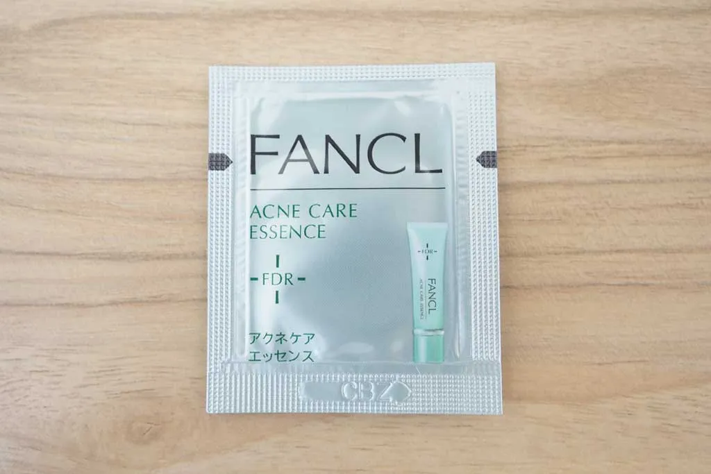 ファンケルアクネケアエッセンスが入っているパウチ
