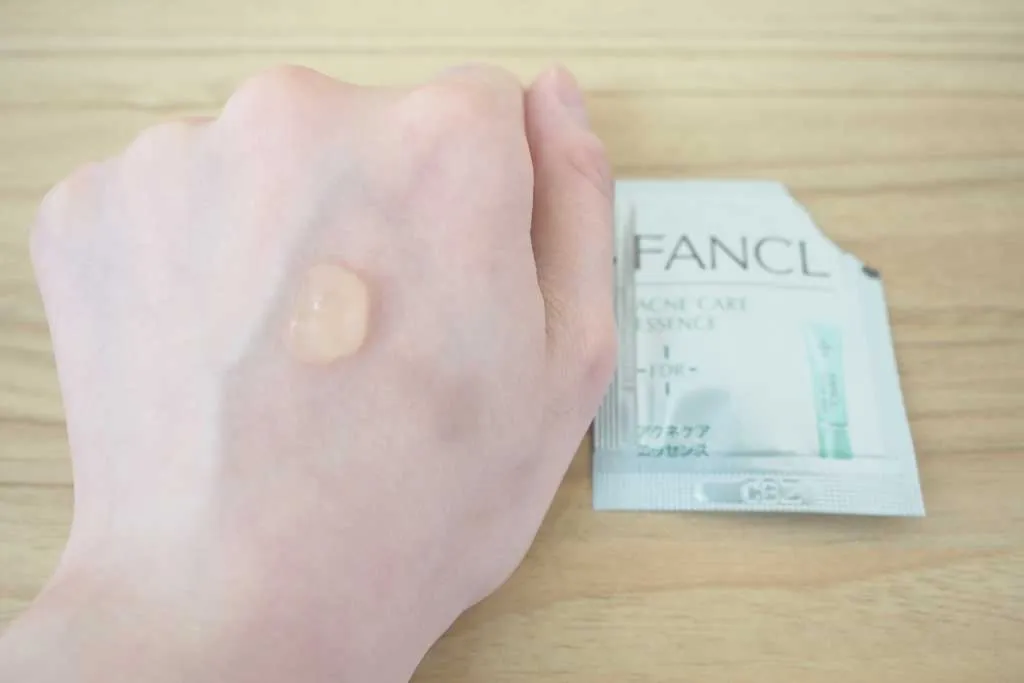 手の甲に乗せてみる