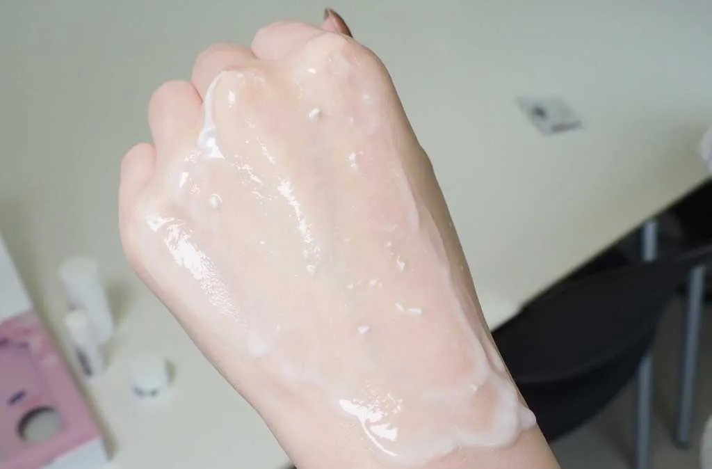 ピールオフゴマージュを手に出した写真