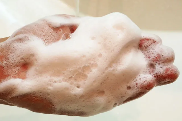 泡立てネットを使い、自分で泡立てた様子