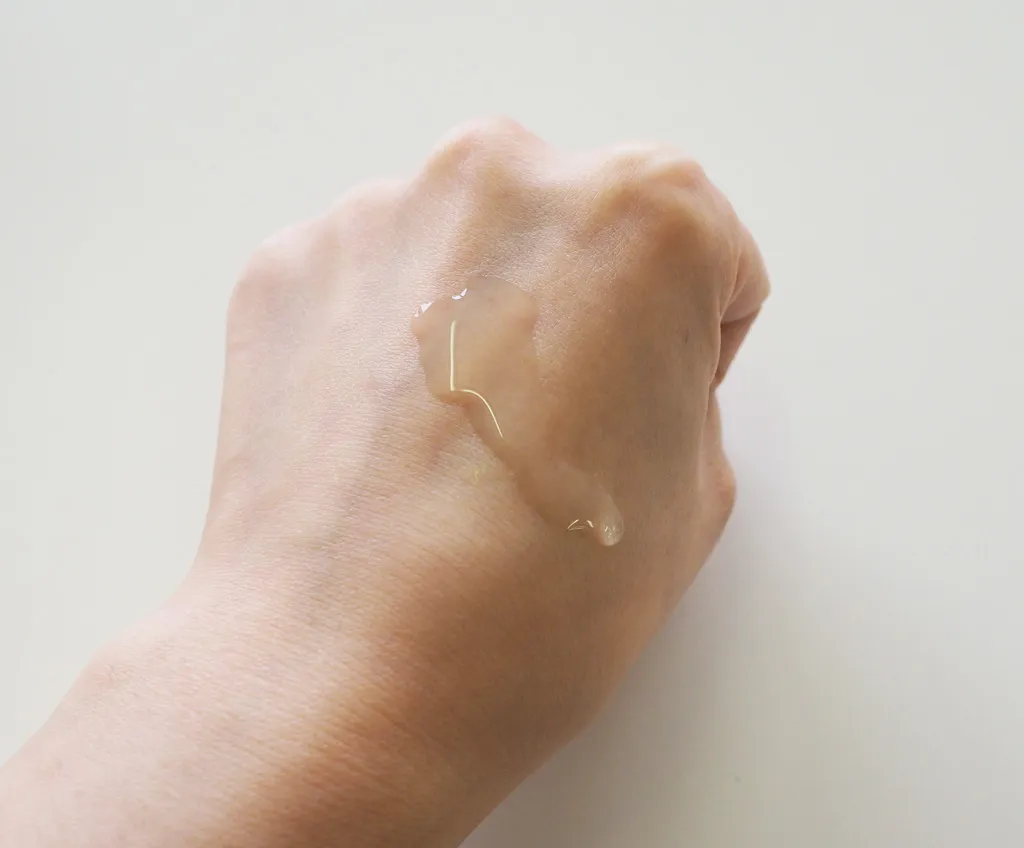 モイスチュアローションを手の甲に塗布