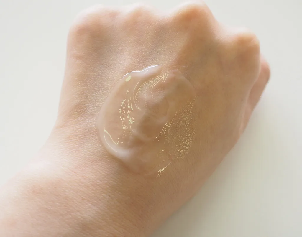 モイスチュアエッセンスを手の甲に塗布