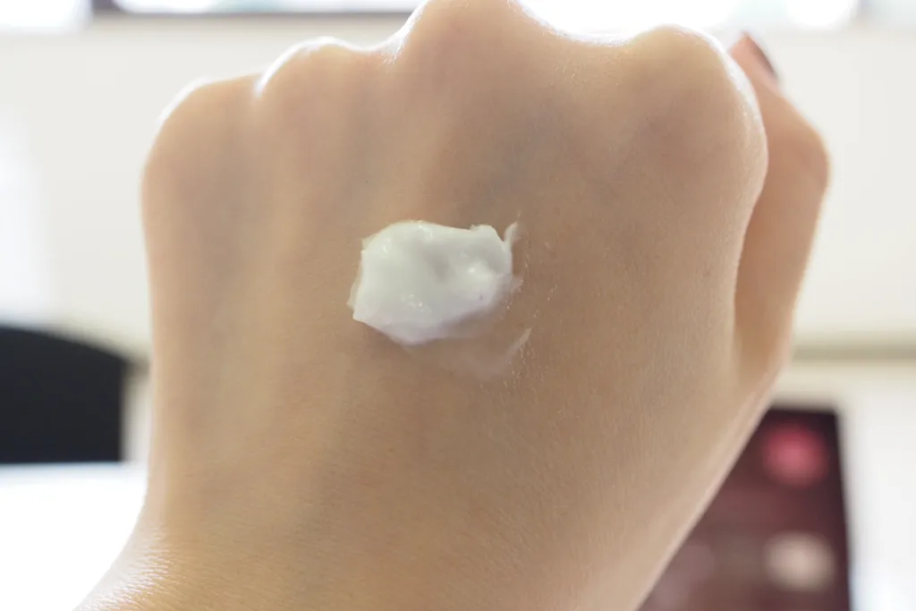 モイスチュアクリームを手の甲に塗布
