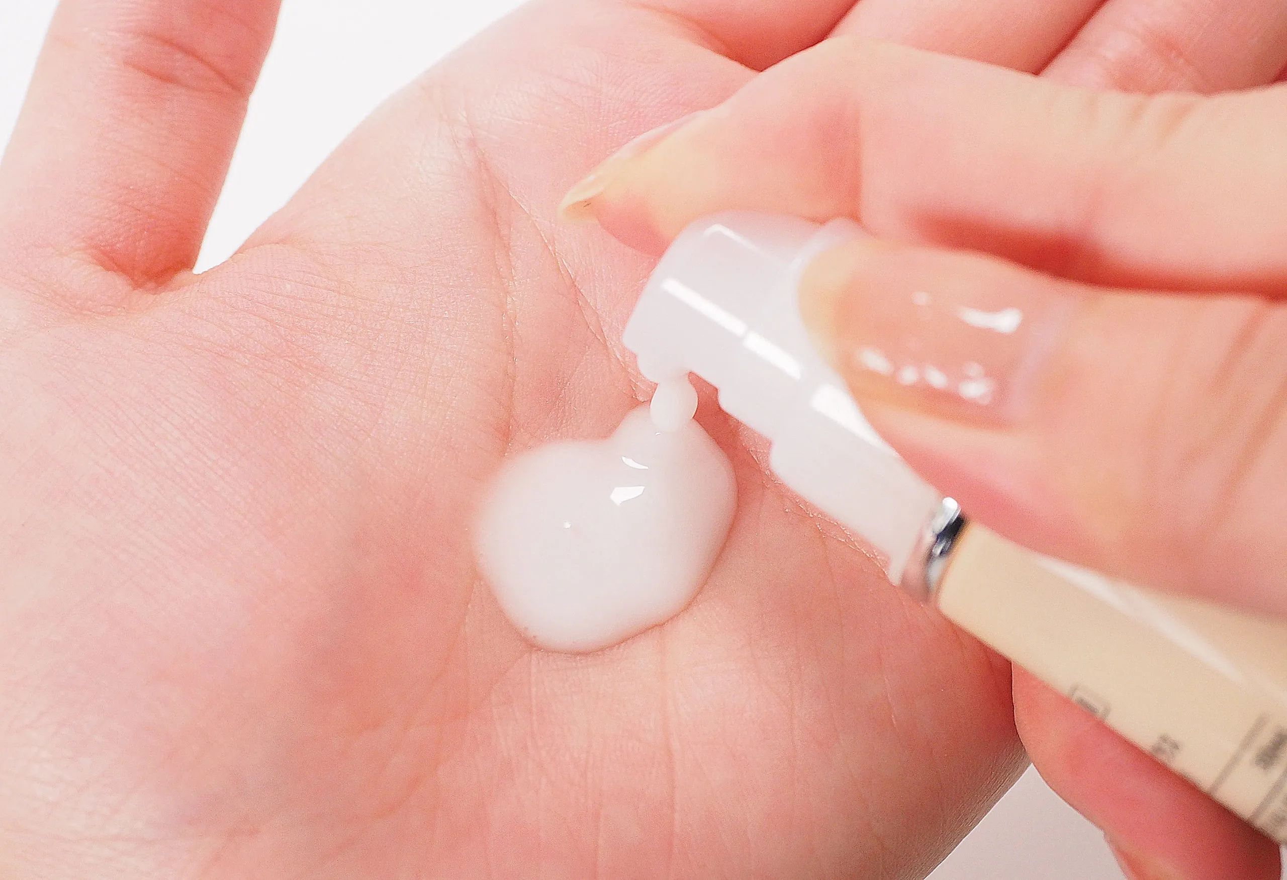 エンリッチプラス乳液を手のひらに出した写真