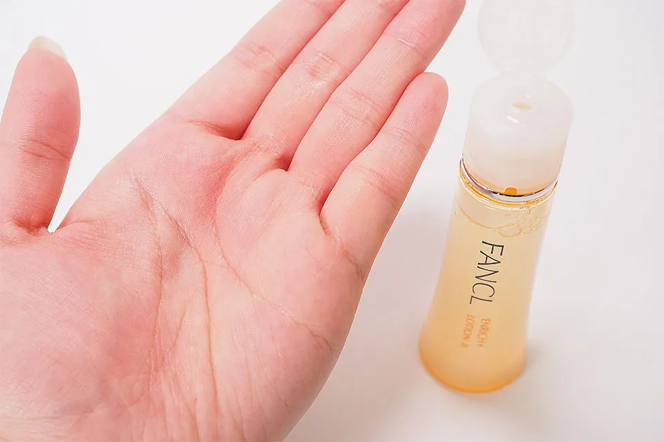 エンリッチプラス化粧液を手のひらに伸ばした写真