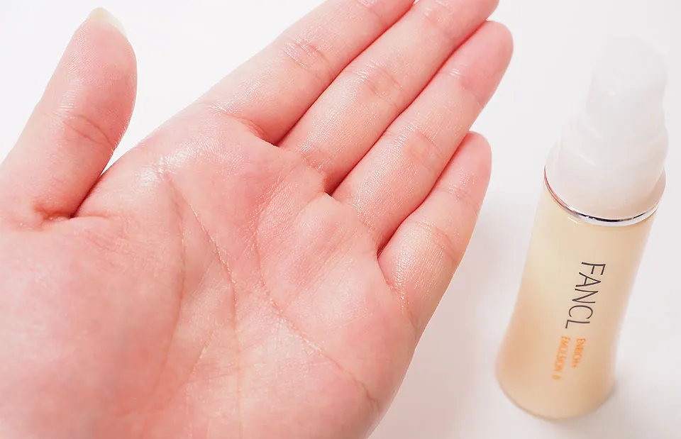 エンリッチプラス乳液を手のひらに伸ばした写真
